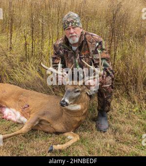 Cacciatore con un trofeo buck sparato durante la stagione di prua nel nord del Wisconsin. Foto Stock