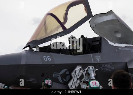 Robert Guyette, un pilota con Marine Fighter Attack Squadron (VMFA) 242, apre il baldacchino di un F-35B Lightning II dopo il parcheggio alla base aerea Changi, Repubblica di Singapore, 8 febbraio 2022. I Marines USA con VMFA-242 partecipano al Singapore Airshow del 2022, che è focalizzato sulla costruzione di relazioni più forti tra gli Stati Uniti e Singapore. È l'ultimo di una serie di impegni multinazionali che riuniscono i capi aerei e i leader militari statunitensi di tutta la regione. (STATI UNITI Foto del corpo marino di CPL. Bryant Rodriguez) Foto Stock