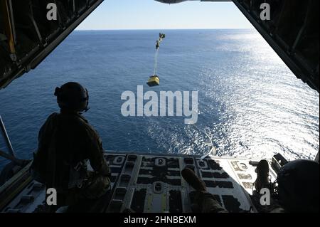 Personale. SGT. Wesley Zech, a sinistra, e lo staff Sgt. McArthur Posey, loadmaasters assegnato al 36th Airlift Squadron, rilasciare il carico da un C-130J Super Hercules vicino al Capo Irozaki, Giappone, durante l'esercizio Tomodachi Rescue 22 Febbraio 11, 2022. La componente aerea dell'esercizio consisteva in un US C-130J, e un KC-130H, C-2, e C-1 dalla Japanese Air Self-Defense Force. L'esercizio di soccorso bilaterale in caso di calamità aiuta ciascuna unità ad integrarsi l'una con l'altra in caso di emergenza reale. (Foto di Tech. SGT. Gustavo Castillo) Foto Stock