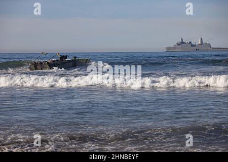 I Marines degli Stati Uniti assegnati al Battaglione anfibio di Assault 3rd, 1st Divisione Marina, conducono l'addestramento all'acqua con un veicolo di combattimento anfibio (ACV) dalla riva al carico della nave della banchina di trasporto anfibio USS Anchorage (LPD 23) a base del corpo di Marina Camp Pendleton, California, 12 febbraio 2022. L'evoluzione della formazione in acqua di due giorni si è concentrata sulla sicurezza e sulle capacità di trasporto sia per il corpo Marino che per la Marina ed è parte di un più ampio piano di addestramento per perfezionare tattiche e dottrina per le operazioni anfibie. (STATI UNITI Foto del corpo marino di Lance CPL. Willow Marshall) Foto Stock