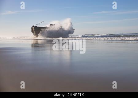 I Marines degli Stati Uniti assegnati al Battaglione anfibio di Assault 3rd, 1st Divisione Marina, conducono l'addestramento all'acqua con un veicolo di combattimento anfibio (ACV) dalla riva al carico della nave della banchina di trasporto anfibio USS Anchorage (LPD 23) a base del corpo di Marina Camp Pendleton, California, 12 febbraio 2022. L'evoluzione della formazione in acqua di due giorni si è concentrata sulla sicurezza e sulle capacità di trasporto sia per il corpo Marino che per la Marina ed è parte di un più ampio piano di addestramento per perfezionare tattiche e dottrina per le operazioni anfibie. (STATI UNITI Foto del corpo marino di Lance CPL. Willow Marshall) Foto Stock