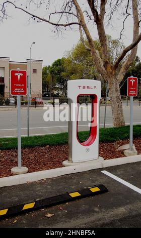 Stazione di ricarica per veicoli Tesla EV in un parcheggio del centro commerciale a Union City, California Foto Stock