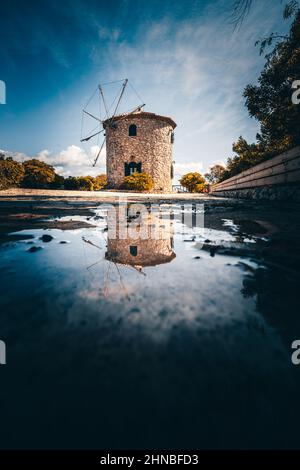 Primo piano di un mulino a vento tradizionale a Capo Skinari Foto Stock