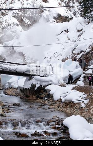 yamanochi, nagano, giappone, 2022/12/02 , turisti che vanno al parco nazionale joshinetsu-kogen, dove i turisti possono andare a vedere le scimmie della neve che prendono il bagno dentro Foto Stock