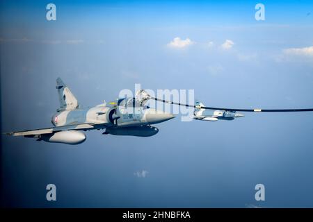 Un US KC-130J Super Hercules assegnato al Marine Aerial Refueler Transport Squadron-352, rifornisce un aereo da caccia francese Dassault Mirage 2000 vicino a Camp Lemonnier, Gibuti, 8 febbraio 2022. Le forze statunitensi e francesi si scambiano regolarmente competenze, idee e tattiche per diventare una forza combinata più integrata con la capacità di rispondere a crisi o minacce in Africa orientale. L'unità di rifornimento viene utilizzata dalla stazione aerea del corpo dei Marine Miramar, California, e supporta la Joint Task Force – Corno d'Africa fornendo servizi di rifornimento aereo, airdrop e salvataggio nell'area operativa. ( Foto Stock