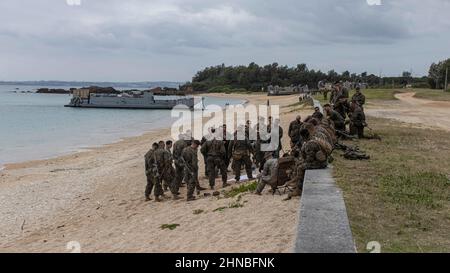 I Marines degli Stati Uniti con il Battaglione Landing Team 1/5, 31st Marine Expeditionary Unit (MEU), sono informati prima di un raid motorizzato a Kin Blue, Okinawa, Giappone, 9 febbraio 2022. Il MEU 31st opera a bordo delle navi dell'America Expeditionary Strike Group nell'area di attività della flotta del 7th per migliorare l'interoperabilità con alleati e partner e fungere da forza di reazione pronta a difendere la pace e la stabilità nella regione IndoPacifico. (STATI UNITI Foto del corpo marino di Sgt. Danny Gonzalez) Foto Stock