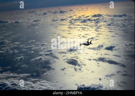 Una US Air Force F-15C Eagle assegnata al 67th Fighter Squadron, Kadena Air base, Giappone, vola sull'Oceano Pacifico, durante l'esercizio Cope North 22, 10 febbraio 2022. La F-15 è un combattente tattico per tutte le stagioni, estremamente manovrabile, progettato per consentire all'Air Force di conquistare e mantenere la supremazia aerea sul campo di battaglia. (STATI UNITI Air Force foto di Tech. SGT. Matthew Lotz) Foto Stock