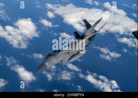 Una US Air Force F-15C Eagle assegnata al 67th Fighter Squadron, Kadena Air base, Giappone, vola sull'Oceano Pacifico, durante l'esercizio Cope North 22, 10 febbraio 2022. La F-15 è un combattente tattico per tutte le stagioni, estremamente manovrabile, progettato per consentire all'Air Force di conquistare e mantenere la supremazia aerea sul campo di battaglia. (STATI UNITI Air Force foto di Tech. SGT. Matthew Lotz) Foto Stock