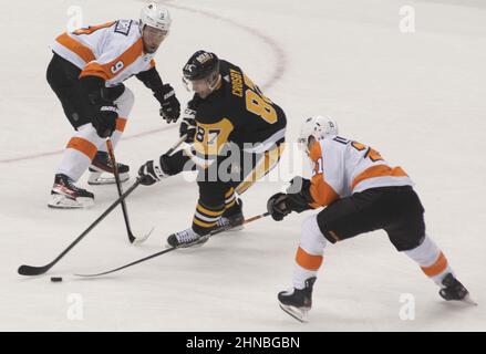 Pittsburgh, Stati Uniti. 15th Feb 2022. Pittsburgh Penguins Center Sidney Crosby (87) skates tra il difensore di Philadelphia Flyers Ivan Provorov (9) e il centro di Philadelphia Flyers Scott Laughton (21) durante il primo periodo alla PPG Paints Arena di Pittsburgh martedì 15 febbraio 2022. Minuti prima di Pittsburgh Penguins centro Sidney Crosby (87) ha segnato il suo 500th gol. Foto di Archie Carpenter/UPI Credit: UPI/Alamy Live News Foto Stock
