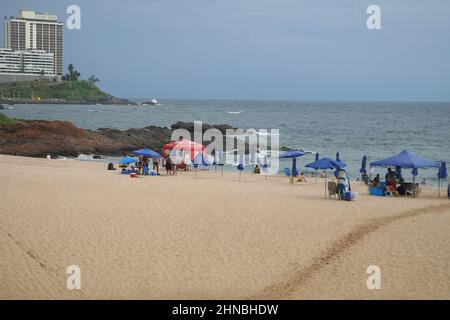 salvador, bahia, brasile - 11 febbraio 2022: Vista della spiaggia di Buracao durante una giornata nuvolosa nella città di Salvador. Foto Stock