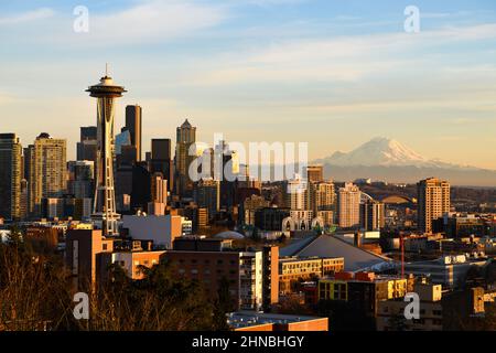 Seattle - 11 febbraio 2022; Tramonto in inverno attraverso lo skyline di Seattle con il Monte Rainier vulcanico all'orizzonte Foto Stock