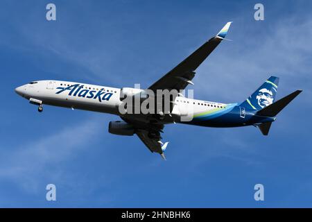 SeaTac, WA, USA - 11 febbraio 2022; il Boeing 737-900 (ER) di Alaska Airlines con la coda numero N462AS si avvicina a SeaTac per l'atterraggio Foto Stock