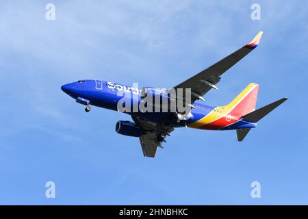 SeaTac, WA, USA - 11 febbraio 2022; Boeing 737-700 si avvicina a SeaTac in preparazione all'atterraggio con le ruote abbassate Foto Stock