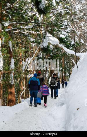 yamanochi, nagano, giappone, 2022/12/02 , turisti che camminano al parco nazionale joshinetsu-kogen in inverno, dove i turisti possono andare a vedere le scimmie della neve tak Foto Stock