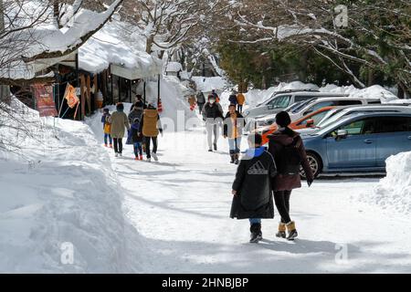 yamanochi, nagano, giappone, 2022/12/02 , turisti che camminano al parco nazionale joshinetsu-kogen in inverno, dove i turisti possono andare a vedere le scimmie della neve tak Foto Stock