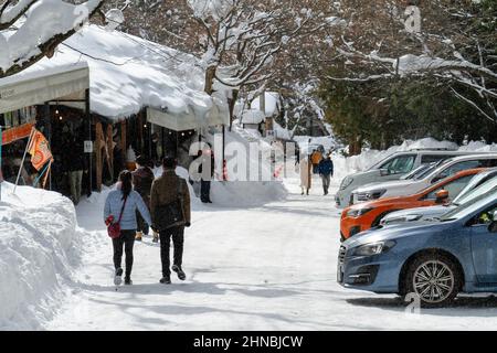 yamanochi, nagano, giappone, 2022/12/02 , turisti che camminano al parco nazionale joshinetsu-kogen in inverno, dove i turisti possono andare a vedere le scimmie della neve tak Foto Stock