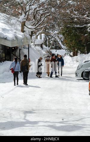 yamanochi, nagano, giappone, 2022/12/02 , turisti che camminano al parco nazionale joshinetsu-kogen in inverno, dove i turisti possono andare a vedere le scimmie della neve tak Foto Stock