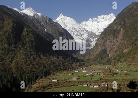 Vista panoramica del picco innevato Miancimu da Yubeng, Meili Snow Mountain, (Kawakarpo) nord-ovest provincia dello Yunnan, Cina 5 maggio 2011 Foto Stock