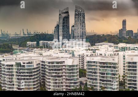 Top of immobiliare case nel centro di Singapore, pochi grattacieli sullo sfondo, cielo tempesta al tramonto Foto Stock