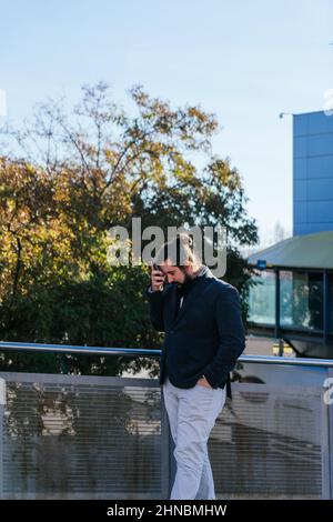 il giovane uomo d'affari riceve cattive notizie dal telefono cellulare Foto Stock