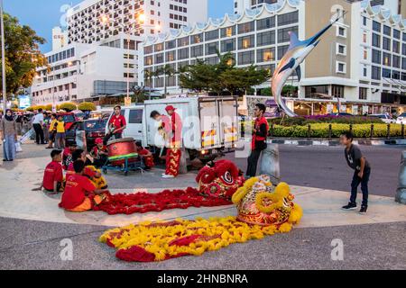 I cinesi si preparano ad eseguire la Danza del Leone durante le celebrazioni del Capodanno cinese a Kota Kinabalu Sabah Malesia (prima della pandemia) Foto Stock