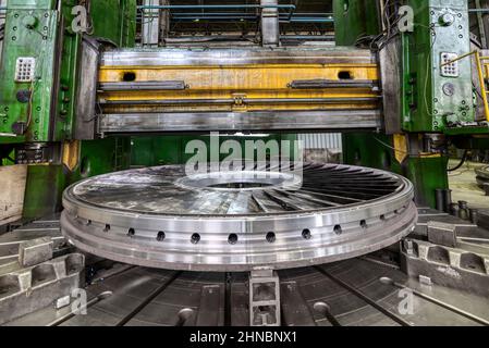 Pezzo lavorato con tornio verticale in officina Foto Stock