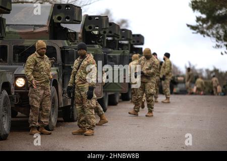 Shipton Kaserne, Germania . 07 Febbraio, 2022. I soldati dell'esercito degli Stati Uniti assegnati a 5-4 Battaglione di artiglieria di difesa aerea preparano i loro veicoli per un convoglio dalla guarnigione dell'esercito degli Stati Uniti Shipton Kaserne alla Romania 7 febbraio 2022 a Shipton Kaserne, Ansbach, Germania. I soldati si stanno dispiegando nell'Europa orientale a sostegno degli alleati della NATO e scoraggiano l'aggressione russa nei confronti dell'Ucraina. Credito: SGT. René Rosas/United States Army/Alamy Live News Foto Stock