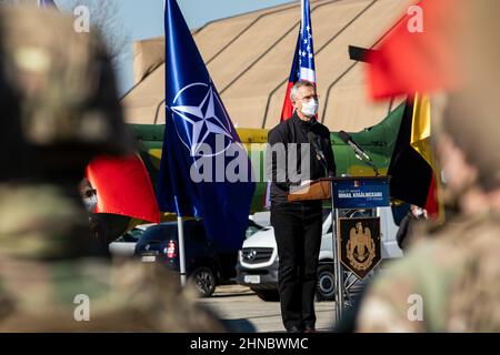 Mihail Kogalniceanu, Romania. 11 Febbraio, 2022. Il Segretario Generale della NATO Jens Stoltenberg, si rivolge a una formazione multinazionale di membri di servizio provenienti da Stati Uniti, Romania, Germania e Italia, alla base aerea Mihail Kogalniceanu, 11 febbraio 2022 a Mihail Kogalniceanu, Romania. Le forze NATO rafforzate si sono schierate nell'Europa orientale per scoraggiare l'aggressione russa verso l'Ucraina. Credito: SPC. Osvaldo Fuentes/United States Army/Alamy Live News Foto Stock