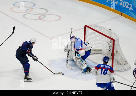 Pechino, Cina. 15th Feb 2022. Il team USA Forward Nick Abruzzese #16 segna un goal passato il portiere del team Slovacchia Patrik Rybar #24 durante la loro partita finale di hockey su ghiaccio maschile al National Indoor Stadium alle Olimpiadi invernali di Pechino 2022 mercoledì 16 febbraio 2022. Foto di Paul Hanna/UPI Credit: UPI/Alamy Live News Foto Stock