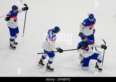 Pechino, Cina. 15th Feb 2022. La squadra Slovacchia festeggia il Juraj Slafkovsky #20 dopo aver segnato un gol durante la loro partita finale di hockey su ghiaccio maschile contro la squadra USA al National Indoor Stadium alle Olimpiadi invernali di Pechino 2022 di mercoledì 16 febbraio 2022. Foto di Paul Hanna/UPI Credit: UPI/Alamy Live News Foto Stock