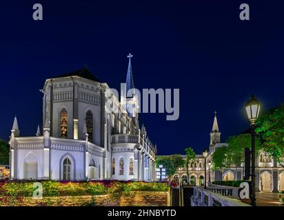 Singapore - 11 settembre 2019: Cappella gotica di CHIJMES, un antico convento cattolico convertito in un centro commerciale, ristoranti ed eventi, dopo il tramonto Foto Stock