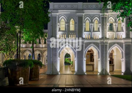 Singapore - 11 settembre 2019: Cortile interno a CHIJMES, un antico convento cattolico convertito in un centro commerciale, ristoranti ed eventi, dopo il tramonto Foto Stock