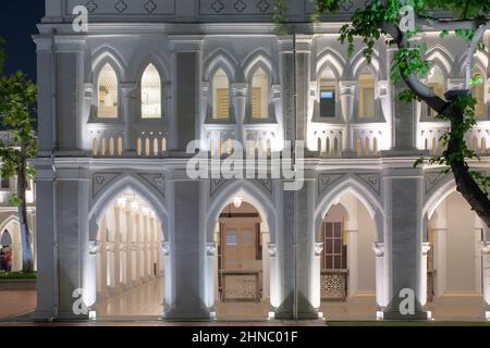 Singapore - 11 settembre 2019: Cortile interno a CHIJMES, un antico convento cattolico convertito in un centro commerciale, ristoranti ed eventi, dopo il tramonto Foto Stock