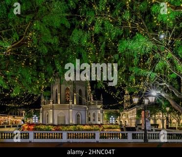 Singapore - 11 settembre 2019: Cappella gotica di CHIJMES, un antico convento cattolico convertito in un centro commerciale, ristoranti ed eventi, dopo il tramonto Foto Stock