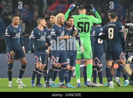 Parigi, Francia, 15 febbraio 2022, Kylian Mbappe di PSG, Lionel messi e Neymar durante il round della UEFA Champions League del 16, tappa 1 del 2 Parigi Saint-Germain (PSG) contro Real Madrid allo stadio Parc des Princes il 15 febbraio 2022 a Parigi, Francia. Foto di Christian Liewig/ABACAPRESS.COM Foto Stock