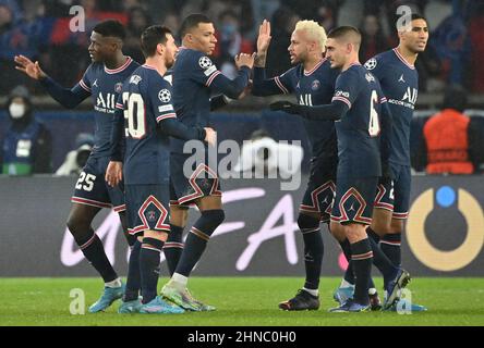 Parigi, Francia, 15 febbraio 2022, Kylian Mbappé di PSG, Lionel messi, Neymar e Marco Verratti durante il round della UEFA Champions League del 16, tappa 1 del 2 Parigi Saint-Germain (PSG) contro Real Madrid allo stadio Parc des Princes il 15 febbraio 2022 a Parigi, Francia. Foto di Christian Liewig/ABACAPRESS.COM Foto Stock