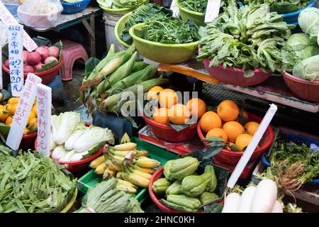 Verdure fresche e frutta in cestini presso il mercato tradizionale di Hong Kong Foto Stock