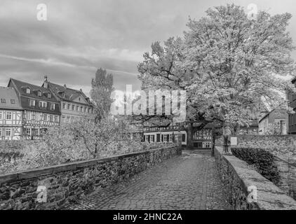 Schlossplatz storica con ponte, monocromatico, Francoforte Höchst, Germania Foto Stock