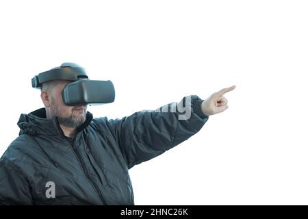 Un uomo che indossa occhiali vr punta il dito in avanti. Foto Stock