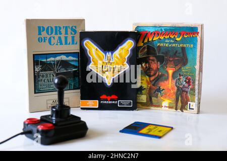 BERLINO - 12 FEBBRAIO 2022: Vintage retro Video Games scatole di cartone per il computer Commodore Amiga degli anni '80 più un joystick retrò e un f Foto Stock