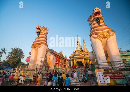 Bago, MYANMAR - DEC 30, : ingresso principale della Pagoda di Shwe Maw Daw (Pagoda di Shwemawdaw) in Myanmar il 30 dicembre 2016 Foto Stock