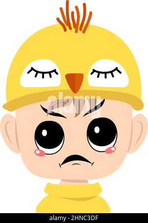 Ragazzo con occhi grandi ed emozioni arrabbiate, viso grumpy, occhi furiosi in simpatico cappello di pollo giallo. Testa di bambino con espressione furiosa per Pasqua, Capodanno o costume per la festa. Illustrazione piatta vettoriale Illustrazione Vettoriale