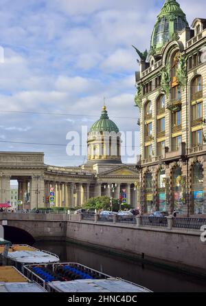 San Pietroburgo/Russia-09.01.2020: Cattedrale di Kazan dal canale di Griboyedov. Nevsky Prospekt al mattino, la facciata del negozio cantante - la casa Foto Stock