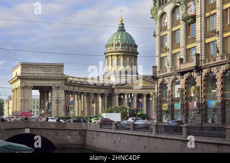 San Pietroburgo/Russia-09.01.2020: Cattedrale di Kazan dal canale di Griboyedov. Nevsky Prospekt al mattino, la facciata del negozio cantante - la casa Foto Stock