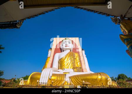 Quattro facce di Buddha a Kyaikpun Buddha a Bago, Myanmar Foto Stock