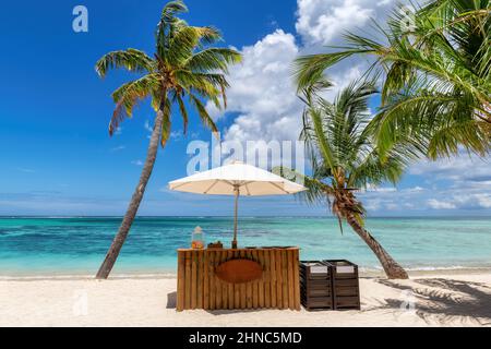 Esotico ristorante sulla spiaggia tropicale Foto Stock