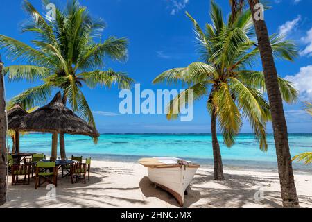Esotico ristorante sulla spiaggia tropicale Foto Stock