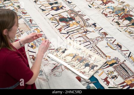 Mia Hansson con la sua replica full-size del Bayeux Tapestry a Wisbech, Cambridgeshire, che finora ha preso quasi sei anni per cucire, con mia che passa fino a 10 ore al giorno lavorando su di esso a casa sua a Wisbech. L'insegnante della scuola elementare di 47 anni ha superato la metà di gennaio di quest'anno, avendo realizzato 34,2 metri (112 piedi) di opere d'arte di 68,38 metri (224 piedi), che saranno esposte presso la St Peter's Church Hall di Wisbech il 12 aprile. Data immagine: Martedì 15 febbraio 2022. Foto Stock