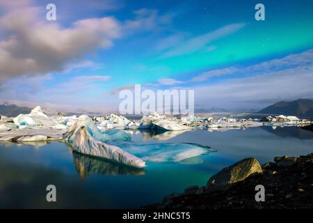 Aurora boreale su laguna di Jokulsarlon in Islanda Foto Stock