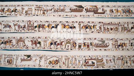 Mia Hansson's full-size replica del Bayeux Tapestry a Wisbech, Cambridgeshire, che finora ha preso quasi sei anni per cucire, con mia che passa fino a 10 ore al giorno lavorando su di esso a casa sua a Wisbech. L'insegnante della scuola elementare di 47 anni ha superato la metà di gennaio di quest'anno, avendo realizzato 34,2 metri (112 piedi) di opere d'arte di 68,38 metri (224 piedi), che saranno esposte presso la St Peter's Church Hall di Wisbech il 12 aprile. Data immagine: Martedì 15 febbraio 2022. Foto Stock